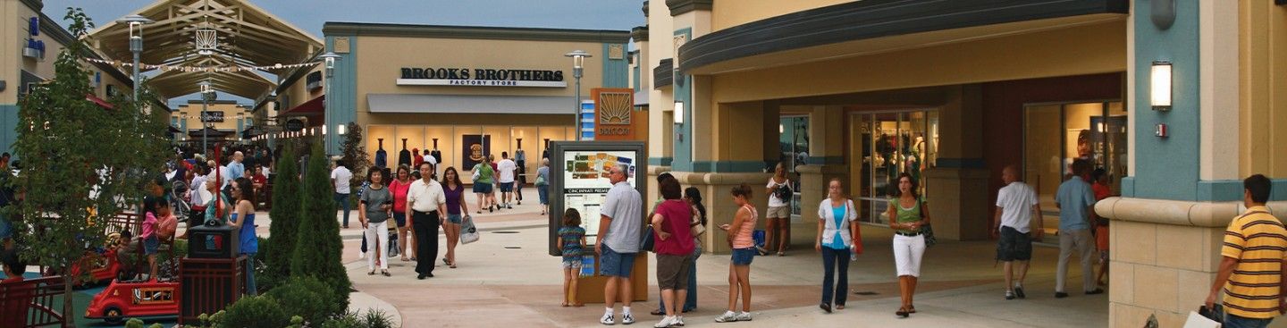 Shoppers at Cincinnati Premium Oulets