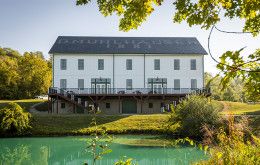 Image file muhlhauserbarnexterior_1613AF3C-A3C6-774E-8422B9BF450666D2-1613ad2e9eda0ed_1613b90d-f0c7-7fcc-229646b02f142dba.jpg